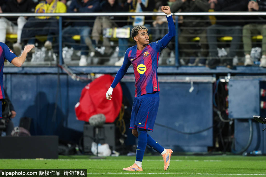 西甲-拉菲尼亚点射德容助亚马尔破门 巴萨2-0黄潜领跑
